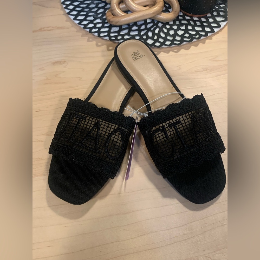 NWT Wild Fable black slide sandals that say Ciao size 10.